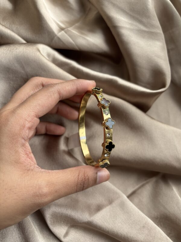 Clover Cartier - Image 2
