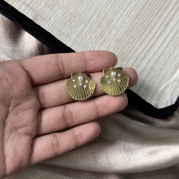 Pearl Shell Earring - Image 3